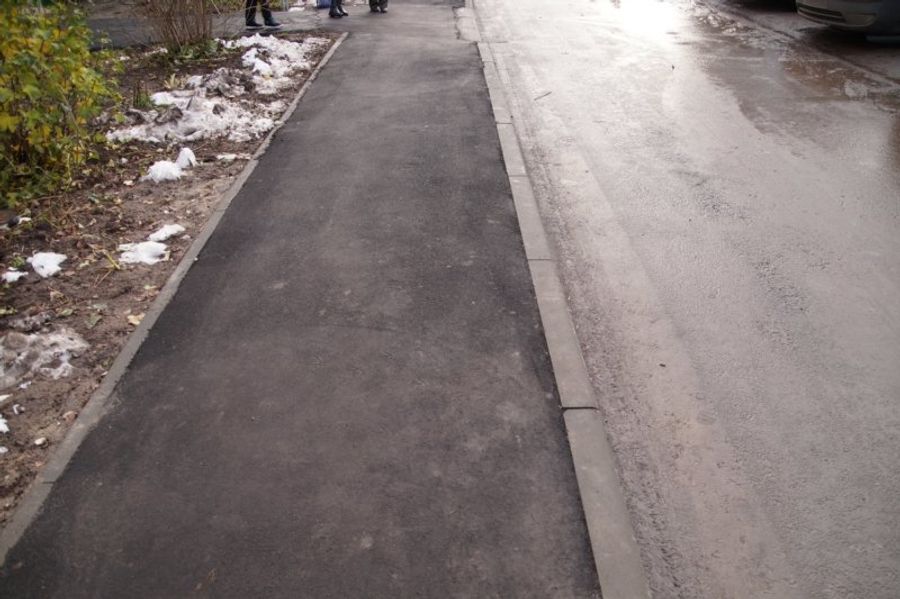 Новый тротуар и бордюр в жилом дворе Новый тротуар и бордюр в жилом дворе