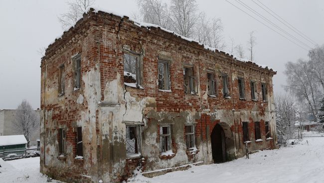 Разрушенная бывшая купеческая усадьба в селе Толбухино Ярославской области