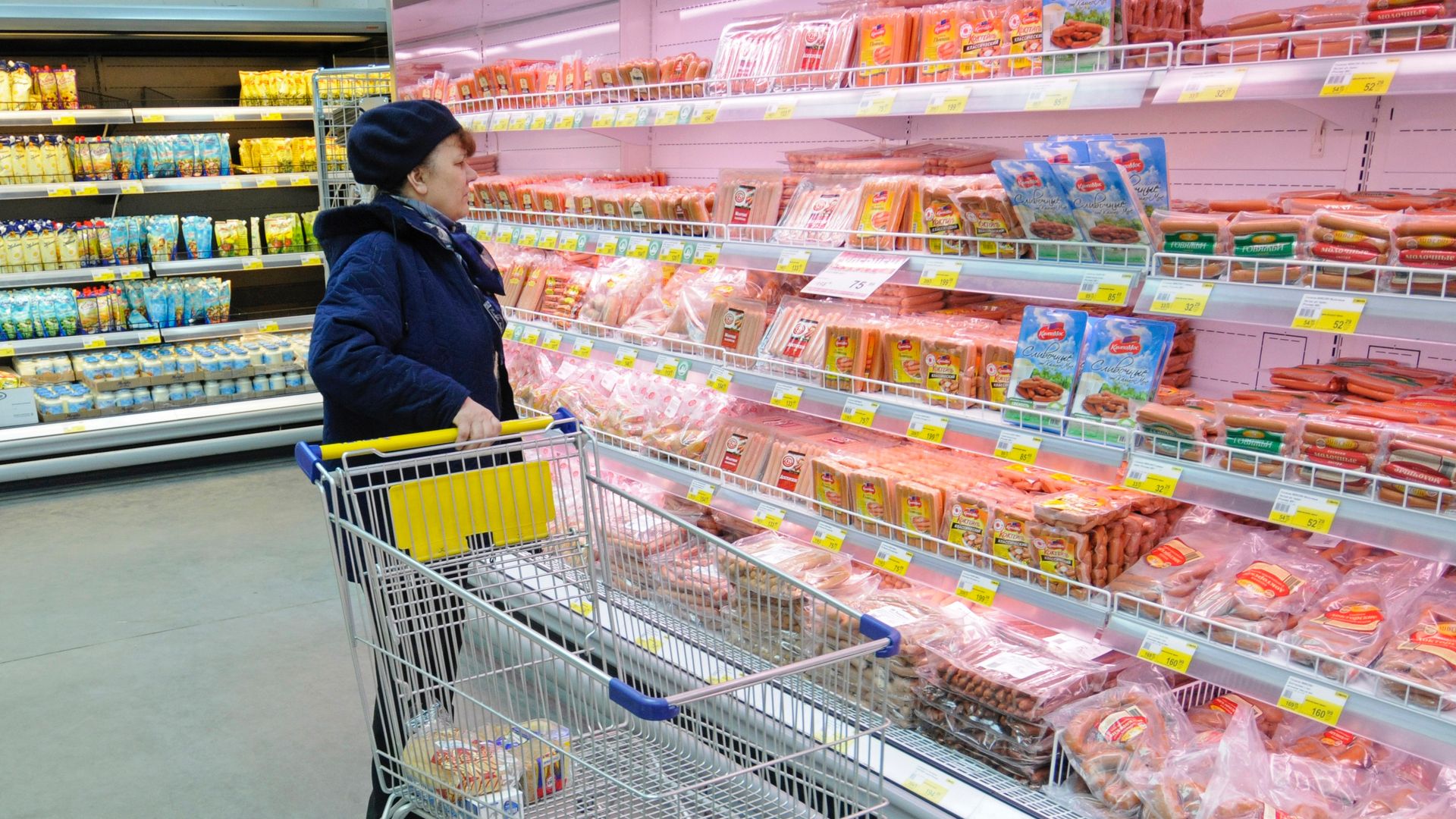 Покупка продуктов питания Покупка продуктов питания - РИА Новости, 1920, 15.02.2026