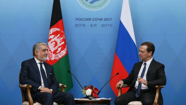 Главное исполнительное лицо Исламской Республики Афганистан Абдулла Абдулла и председатель правительства РФ Дмитрий Медведев во время встречи на полях Совета глав правительств стран ШОС. 1 декабря 2017 Главное исполнительное лицо Исламской Республики Афганистан Абдулла Абдулла и председатель правительства РФ Дмитрий Медведев во время встречи на полях Совета глав правительств стран ШОС. 1 декабря 2017