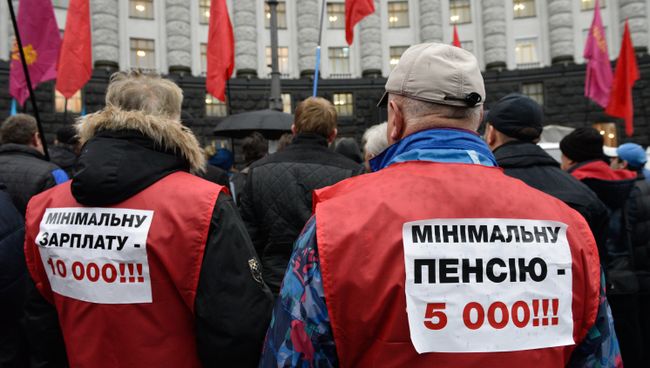 Участники акции протеста вышли к зданию Верховной рады Украины с требованием повышения заработной платы и пенсии. 1 декабря 2017 Участники акции протеста вышли к зданию Верховной рады Украины с требованием повышения заработной платы и пенсии. 1 декабря 2017