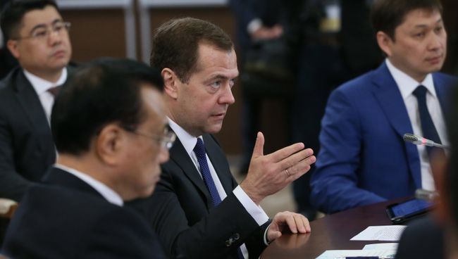 Председатель правительства РФ Дмитрий Медведев во время заседания Совета глав правительств стран Шанхайской организации сотрудничества в Сочи. 1 декабря 2017 Председатель правительства РФ Дмитрий Медведев во время заседания Совета глав правительств стран Шанхайской организации сотрудничества в Сочи. 1 декабря 2017