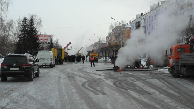Сотрудники МЧС и коммунальных служб на месте порыва трубы теплоснабжения в Красноярске. 1 декабря 2017