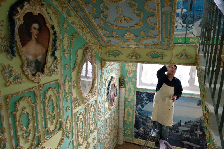 Пенсионер расписал подъезд в стиле барокко в Киеве Пенсионер расписал подъезд в стиле барокко в Киеве