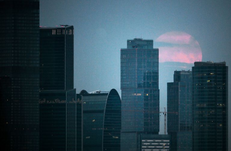 Астрономическое явление - суперлуние, наблюдаемое в Московском международном деловом центре Москва-Сити