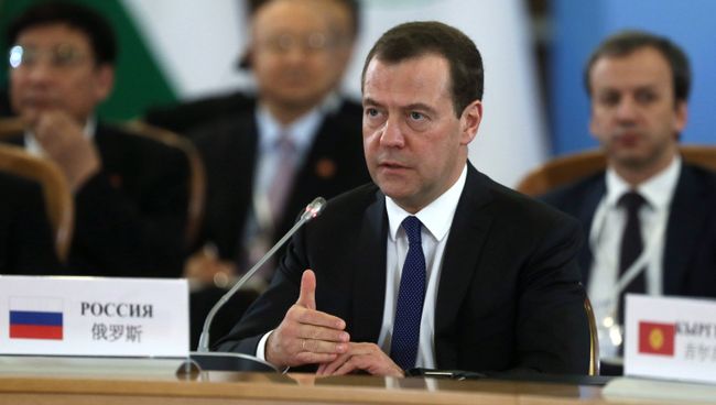 Председатель правительства РФ Дмитрий Медведев во время заседания Совета глав правительств стран Шанхайской организации сотрудничества в Сочи. 1 декабря 2017 Председатель правительства РФ Дмитрий Медведев во время заседания Совета глав правительств стран Шанхайской организации сотрудничества в Сочи. 1 декабря 2017