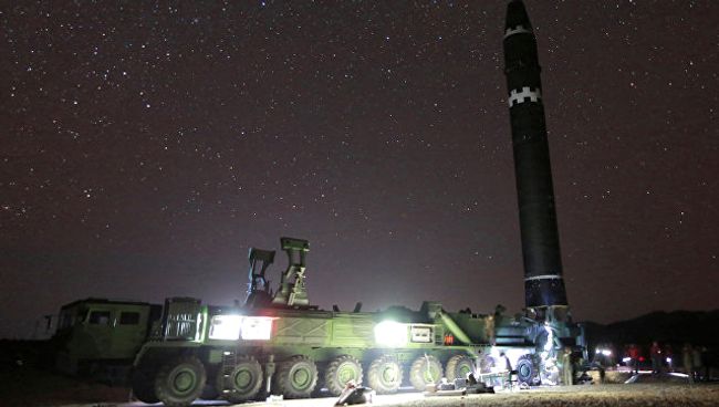 Межконтинентальная баллистическая ракета Hwasong-15 перед запуском в КНДР. 30 ноября 2017 Межконтинентальная баллистическая ракета Hwasong-15 перед запуском в КНДР. 30 ноября 2017