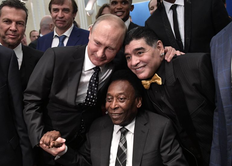 Президент РФ Владимир Путин, бразильский футболист Пеле и аргентинский футболист Диего Марадона перед финальной жеребьёвкой чемпионата мира по футболу ФИФА 2018. 1 декабря 2017 Президент РФ Владимир Путин, бразильский футболист Пеле и аргентинский футболист Диего Марадона перед финальной жеребьёвкой чемпионата мира по футболу ФИФА 2018. 1 декабря 2017