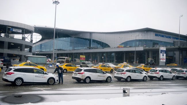 тоянка такси у терминала D аэропорта Шереметьево. Архивное фото тоянка такси у терминала D аэропорта Шереметьево. Архивное фото