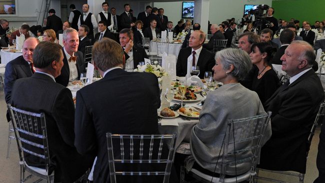 Майкл Флинн и Владимир Путин среди гостей на 10-летнем юбилее вещания Russia Today. Архивное фото Майкл Флинн и Владимир Путин среди гостей на 10-летнем юбилее вещания Russia Today. Архивное фото