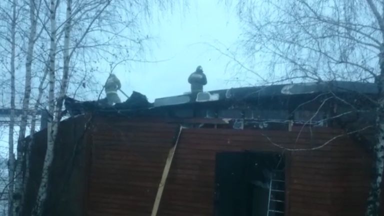 Работа пожарных на месте возгорания в плавучем ресторане в Мытищах Работа пожарных на месте возгорания в плавучем ресторане в Мытищах