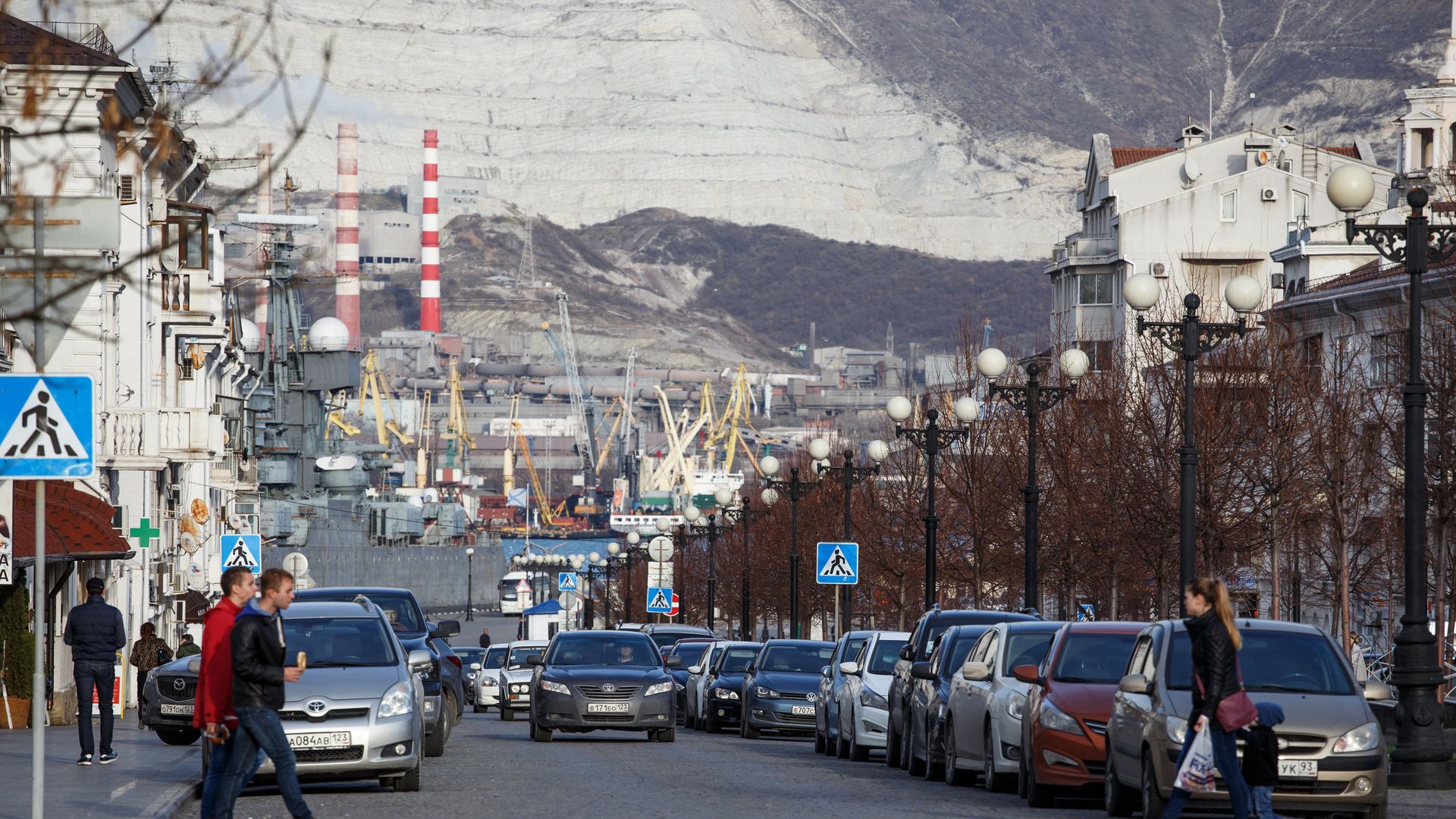 Жители города на улице Новороссийска Жители города на улице Новороссийска - РИА Новости, 1920, 12.11.2025