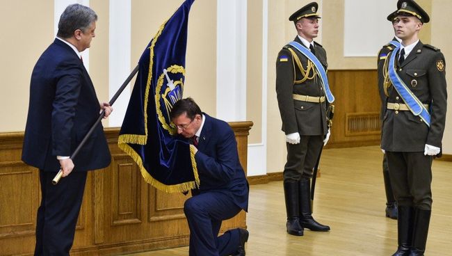 Петр Порошенко вручил Генеральному прокурору Украины Юрию Луценко новый флаг ведомства. 1 декабря 2017 Петр Порошенко вручил Генеральному прокурору Украины Юрию Луценко новый флаг ведомства. 1 декабря 2017