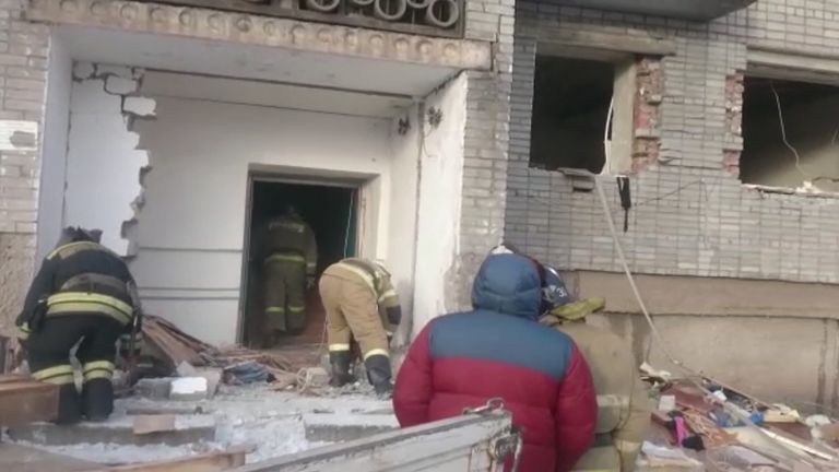 Спасатели разбирали завалы жилого дома в Усть-Куте, где взорвался баллон с газом