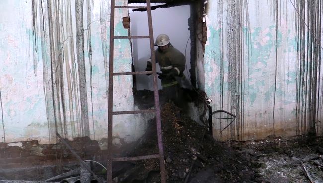Сотрудник МЧС РФ в пострадавшем от пожара частном доме. Архивное фото