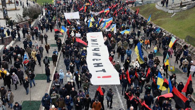 Участники акции протеста Марш за импичмент в Киеве. 3 декабря 2017 Участники акции протеста Марш за импичмент в Киеве. 3 декабря 2017