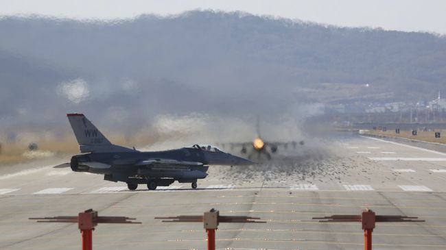 Истребители ВВС США F-16 на авиабазе Осана во время совместных учений с Южной Кореей. 4 декабря 2017. Архивное фото Истребители ВВС США F-16 на авиабазе Осана во время совместных учений с Южной Кореей. 4 декабря 2017. Архивное фото