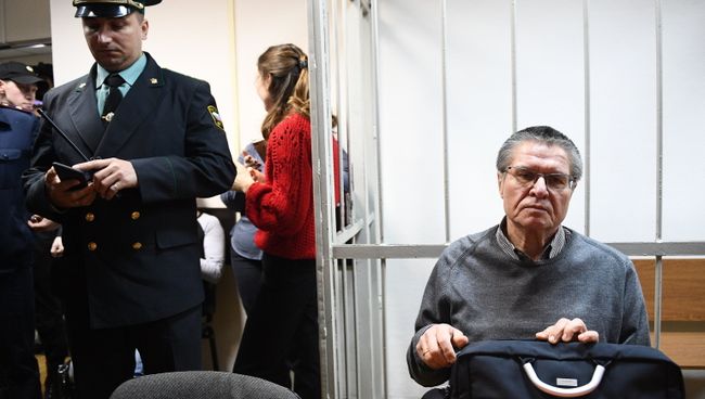 Экс-министр экономического развития Алексей Улюкаев в Замоскворецком суде во время слушаний по его делу. 4 декабря 2017 Экс-министр экономического развития Алексей Улюкаев в Замоскворецком суде во время слушаний по его делу. 4 декабря 2017