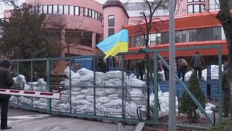 Мешки с песком и колючая проволока: в Киеве радикалы заблокировали канал NewsOne Мешки с песком и колючая проволока: в Киеве радикалы заблокировали канал NewsOne