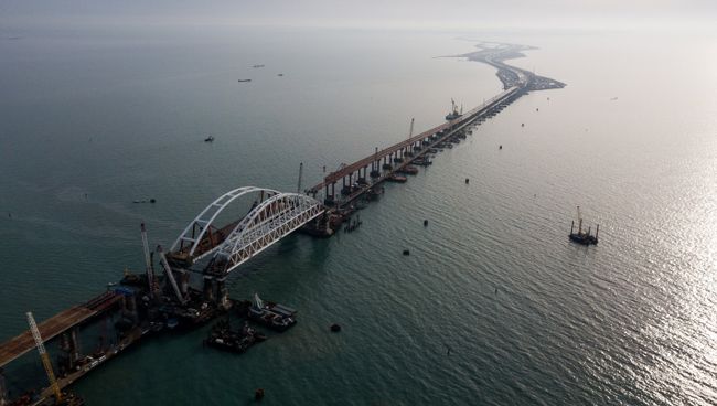 Арки автомобильного и железнодорожного пролетов строящегося Крымского моста над центральным фарватером в Керченском проливе. Архивное фото