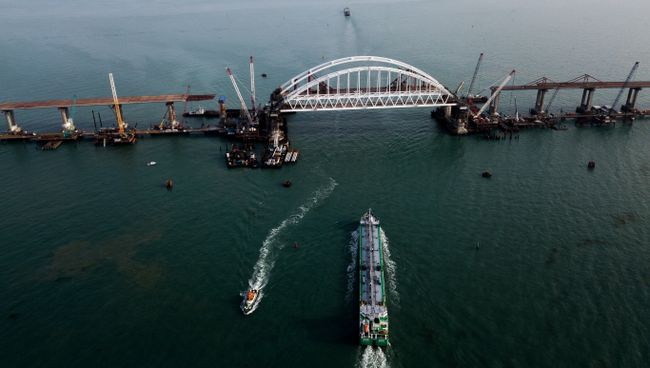 Арки автомобильного и железнодорожного пролетов строящегося Крымского моста над центральным фарватером в Керченском проливе. Архивное фото