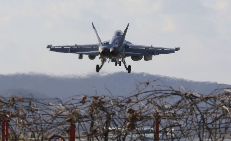 Американский самолет EA-18G Growler на авиабазе Осан во время совместных учений с Южной Кореей. 4 декабря 2017 года