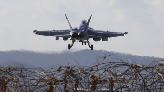 Американский самолет EA-18G Growler на авиабазе Осана во время совместных учений с Южной Кореей. 4 декабря 2017 Американский самолет EA-18G Growler на авиабазе Осана во время совместных учений с Южной Кореей. 4 декабря 2017
