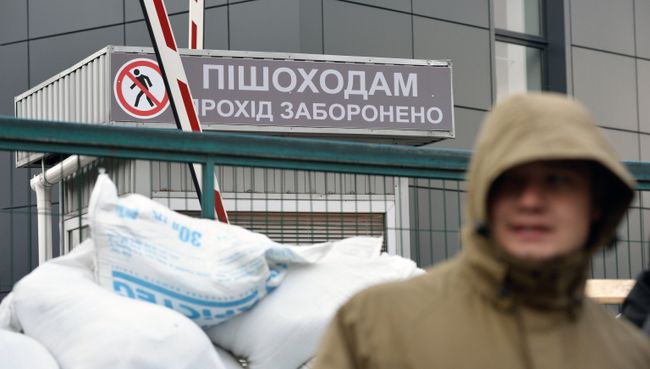 Заблокированный вход у здания телеканала NewsOne в Киеве. 4 декабря 2017 Заблокированный вход у здания телеканала NewsOne в Киеве. 4 декабря 2017