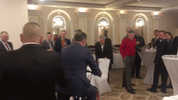 Олег Ляшко прокатился по ресторану на велосипеде