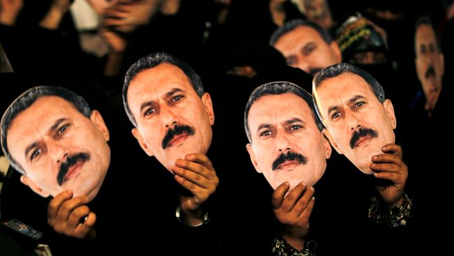Портреты президента Йемена Али Абдаллы Салеха во время митинга в его поддержку в Сане Портреты президента Йемена Али Абдаллы Салеха во время митинга в его поддержку в Сане