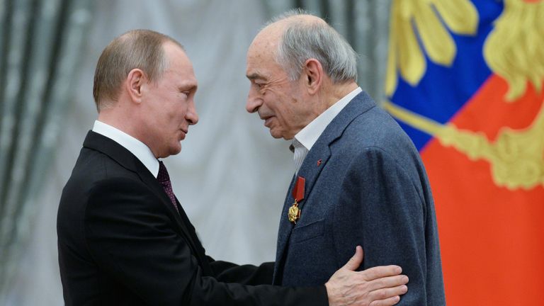Президент России Владимир Путин и Народный артист России Валентин Гафт на церемонии вручения государственных наград и присвоения почетных званий в Екатерининском зале Кремля Президент России Владимир Путин и Народный артист России Валентин Гафт на церемонии вручения государственных наград и присвоения почетных званий в Екатерининском зале Кремля
