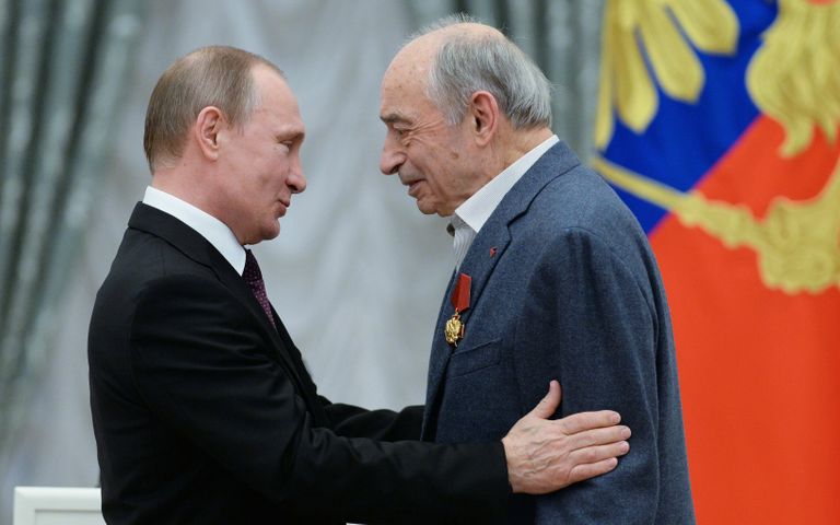 Президент России Владимир Путин и Народный артист России Валентин Гафт на церемонии вручения государственных наград и присвоения почетных званий в Екатерининском зале Кремля Президент России Владимир Путин и Народный артист России Валентин Гафт на церемонии вручения государственных наград и присвоения почетных званий в Екатерининском зале Кремля