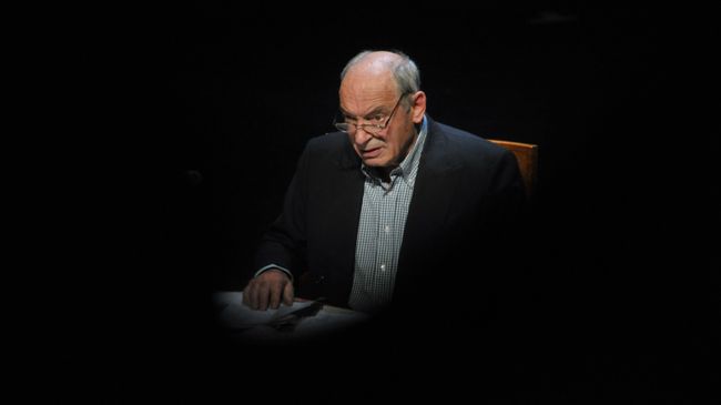 Актер Валентин Гафт выступает на своем творческом вечере в театре Современник Актер Валентин Гафт выступает на своем творческом вечере в театре Современник