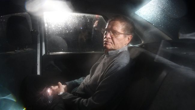 Экс-министр экономического развития Алексей Улюкаев у Замоскворецкого суда после слушаний по его делу. 4 декабря 2017