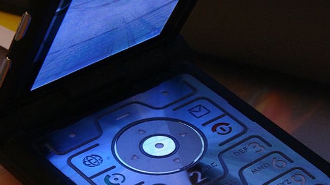 Телефон Motorola Razr V3. Архивное фото