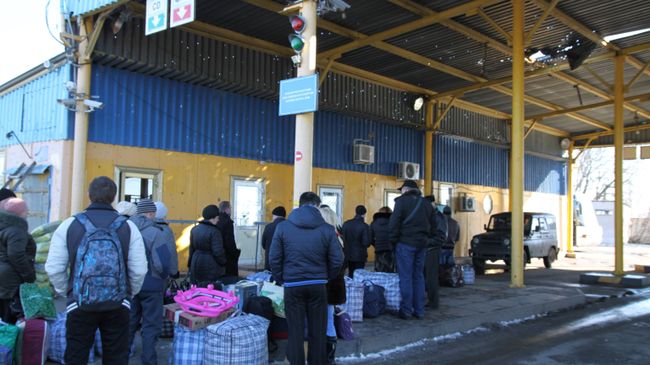 Очередь у пропускного пункта Успенка в Донецкой области на границе Украины с Россией