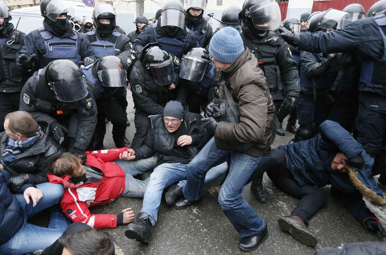 Столкновения сторонников Михаила Саакашвили с сотрудниками полиции в Киеве, Украина. 5 декабря 2017 Столкновения сторонников Михаила Саакашвили с сотрудниками полиции в Киеве, Украина. 5 декабря 2017