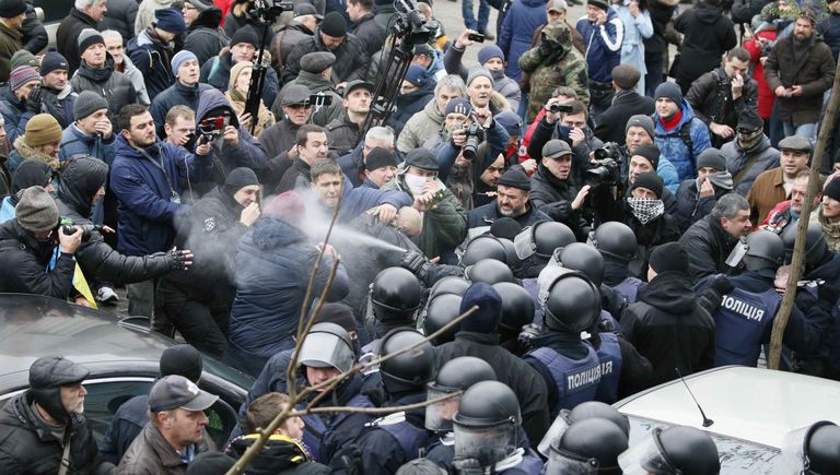 Столкновения сторонников Михаила Саакашвили с сотрудниками полиции в Киеве, Украина. 5 декабря 2017 Столкновения сторонников Михаила Саакашвили с сотрудниками полиции в Киеве, Украина. 5 декабря 2017