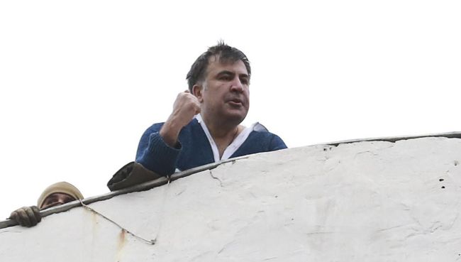 Михаил Саакашвили на крыше здания во время обыска его квартиры в Киеве. 5 декабря 2017