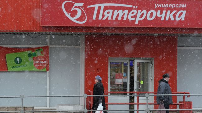 Покупатели выходят из магазина сети Пятерочка