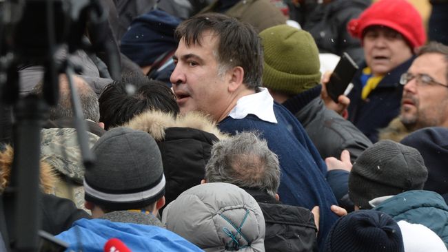 Бывший губернатор Одесской области Михаил Саакашвили, освобожденный своими сторонниками после задержания сотрудниками правоохранительных органов Украины в Киеве. 5 декабря 2017 Бывший губернатор Одесской области Михаил Саакашвили, освобожденный своими сторонниками после задержания сотрудниками правоохранительных органов Украины в Киеве. 5 декабря 2017
