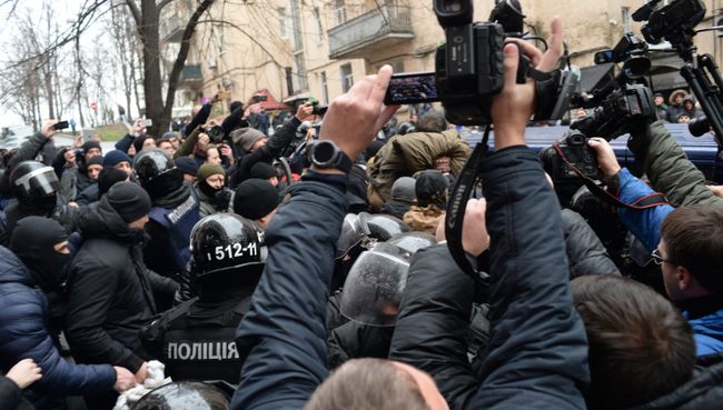 Сторонники бывшего губернатора Одесской области Михаила Саакашвили в центре Киева. 5 декабря 2017 Сторонники бывшего губернатора Одесской области Михаила Саакашвили в центре Киева. 5 декабря 2017