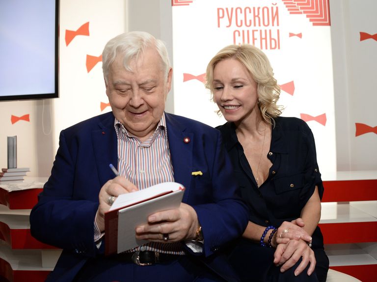 Актер и режиссер Олег Табаков и его супруга актриса Марина Зудина на презентации книги Табаков русской сцены, приуроченной к открытию нового юбилейного сезона в Театре под руководством Олега Табакова Актер и режиссер Олег Табаков и его супруга актриса Марина Зудина на презентации книги Табаков русской сцены, приуроченной к открытию нового юбилейного сезона в Театре под руководством Олега Табакова