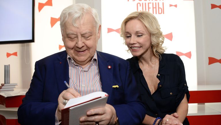 Актер и режиссер Олег Табаков и его супруга актриса Марина Зудина на презентации книги Табаков русской сцены, приуроченной к открытию нового юбилейного сезона в Театре под руководством Олега Табакова Актер и режиссер Олег Табаков и его супруга актриса Марина Зудина на презентации книги Табаков русской сцены, приуроченной к открытию нового юбилейного сезона в Театре под руководством Олега Табакова