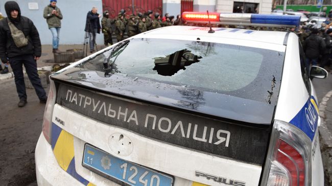 Автомобиль полиции Украины с разбитым задним стеклом в центре Киева. 5 декабря 2017 Автомобиль полиции Украины с разбитым задним стеклом в центре Киева. 5 декабря 2017