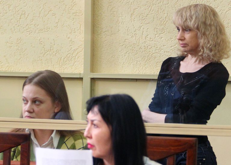 Инесса Тарвердиева и Анастасия Синельник, обвиняемые в бандитизме и убийствах, во время судебного заседания в Ростовском областном суде. 24 февраля 2016 года Инесса Тарвердиева и Анастасия Синельник, обвиняемые в бандитизме и убийствах, во время судебного заседания в Ростовском областном суде. 24 февраля 2016 года