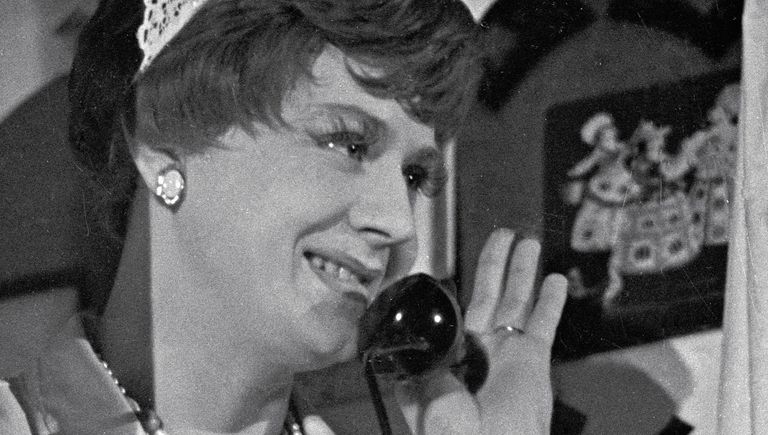 Артист Олег Табаков в роли заведующей буфетом Клавдии Ивановны в сатирической фантазии В. Аксенова «Всегда в продаже» в постановке Московского театра-студии «Современник» Артист Олег Табаков в роли заведующей буфетом Клавдии Ивановны в сатирической фантазии В. Аксенова «Всегда в продаже» в постановке Московского театра-студии «Современник»