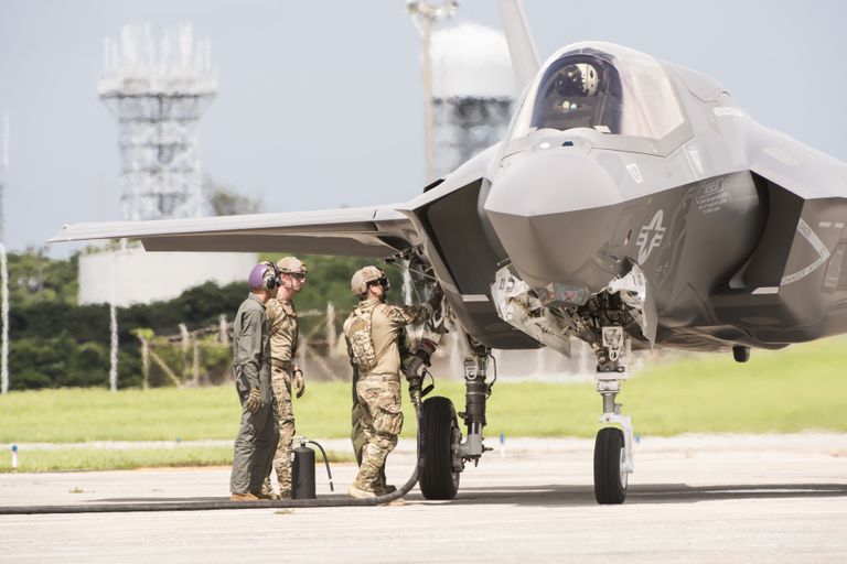 Самолет F-35 ВВС США на авиабазе Кадена в Японии Самолет F-35 ВВС США на авиабазе Кадена в Японии