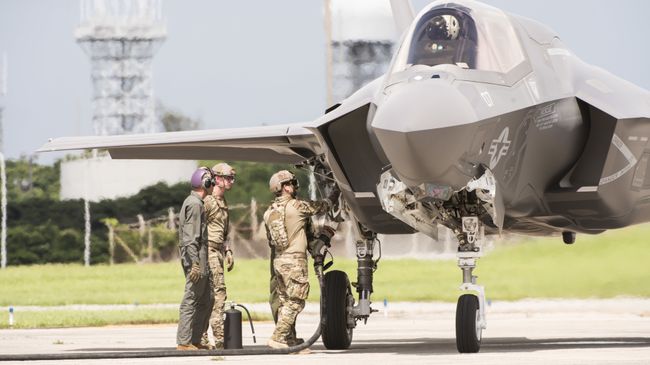 Самолет F-35 ВВС США на авиабазе Кадена в Японии. Архивное фото. Самолет F-35 ВВС США на авиабазе Кадена в Японии. Архивное фото.