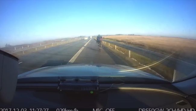 В Литве велосипедист ехал по автомагистрали со скоростью 90 км/ч. Скриншот с видео В Литве велосипедист ехал по автомагистрали со скоростью 90 км/ч. Скриншот с видео
